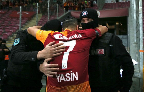 yasin-oztekin-golunu-atti-polislere-sarildi-2567432