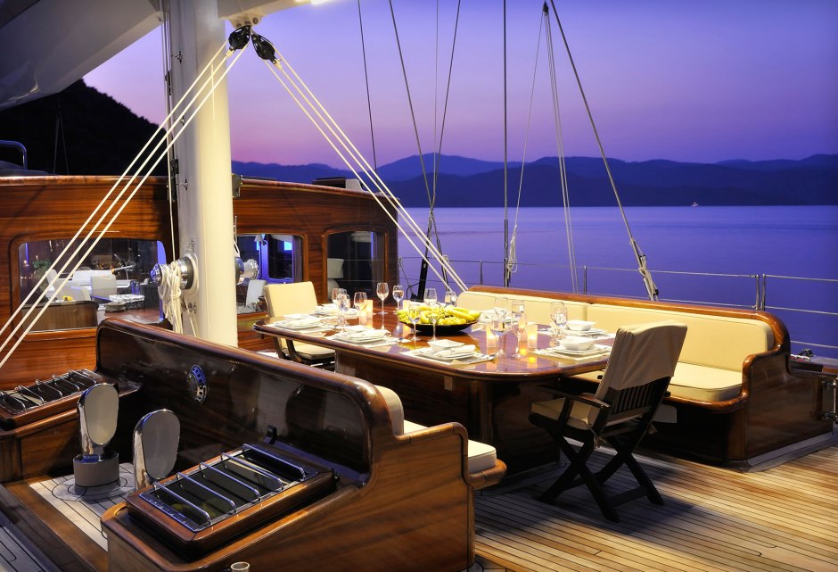 sailing-yacht-regina-alfresco-dinner-setting