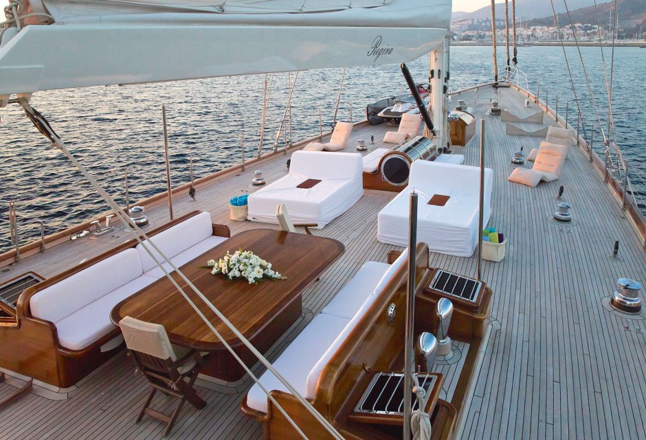 sailing-yacht-regina-foredeck