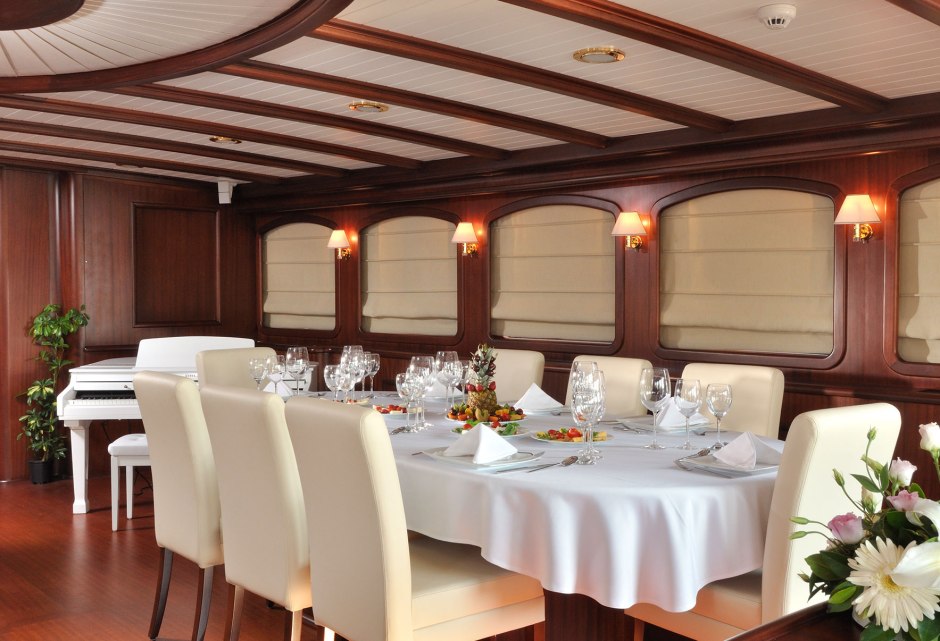sailing-yacht-regina-formal-dining